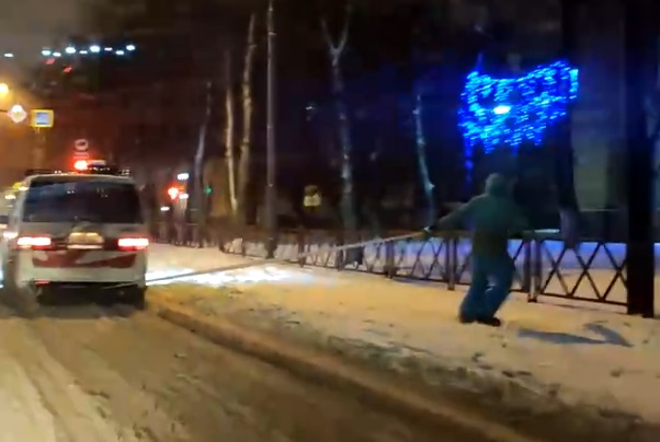 На сноуборде по городу: экстремальное видео из Ярославля взорвало Сеть