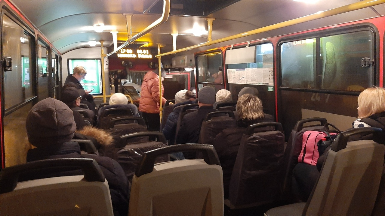 Толпы мерзнут на остановках: ярославцы устроили бунт из-за расписания автобусов