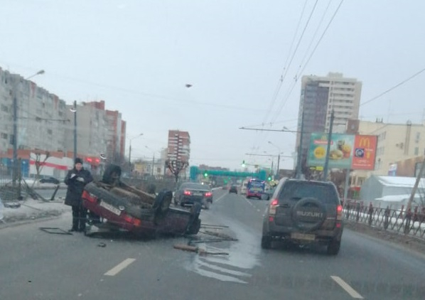 "Дорога была ледяная": авто опрокинулось на "встречке" в Ярославле. Видео