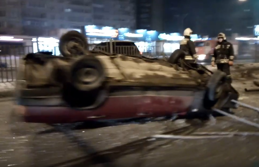 Сальто на ледяной дороге: что стало с водителем авто, перевернувшегося в Ярославле