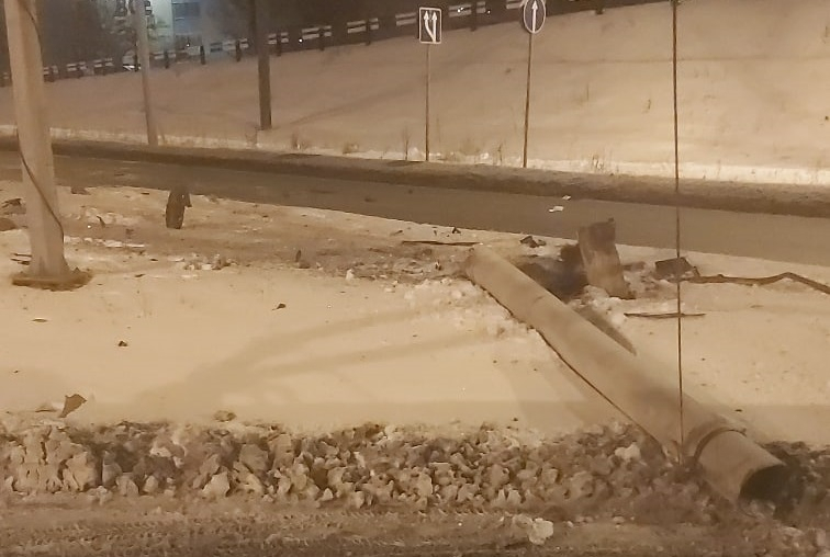 "Лежал на дороге, второго пытались вытащить": ярославцы рассказали о жуткой ночной аварии