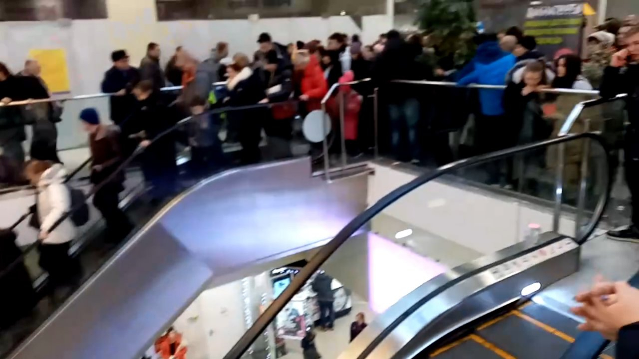 "Нас за баранов считают": ярославцы устроили давку в торговом центре. Видео