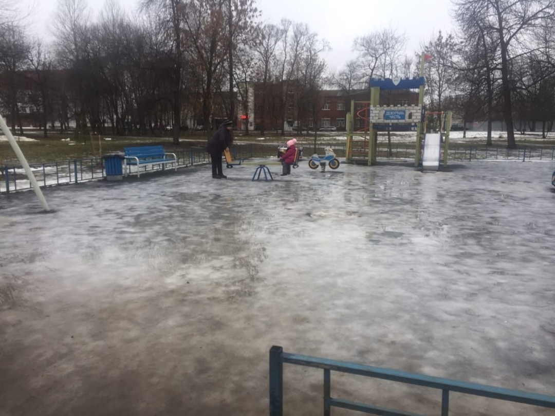 «Стукнулась затылком об лед»: ярославцы об ужасах на детской площадке