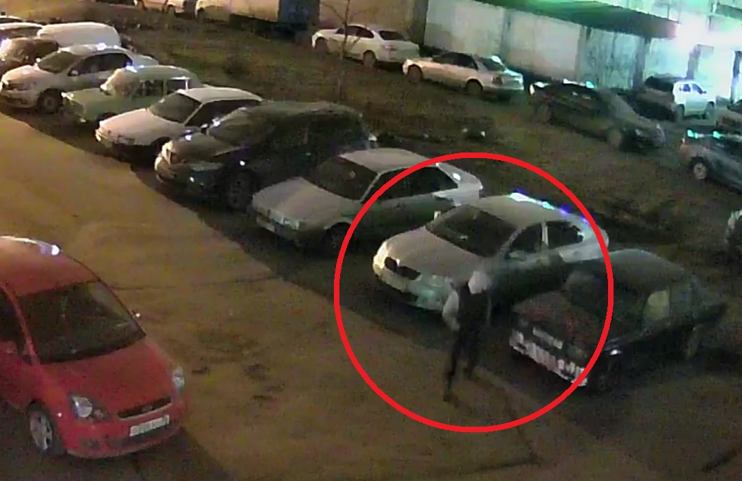 Обчистил десятки авто: ярославские водители ищут наглого вора