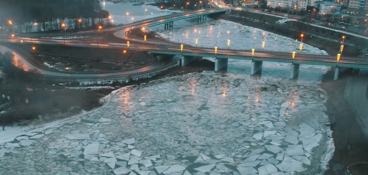 Завораживающая аномалия: появилось уникальное видео движения льда на Которосли