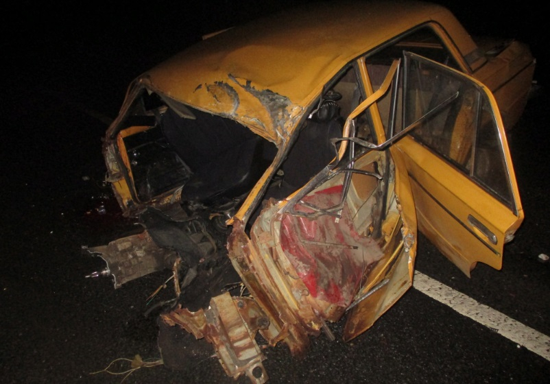 "ВАЗ" зажевало под грузовик: подросток на авто устроил страшное ДТП