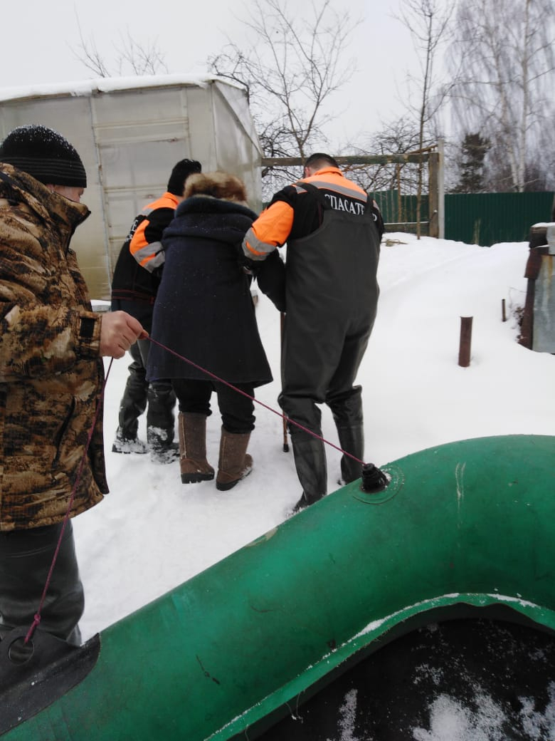 Потоп в Ярославле: спасатели эвакуируют жителей на лодке. Кадры