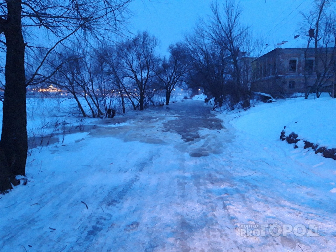 "Нам страшно": жители набережной паникуют из-за большой воды в Ярославле. Видео