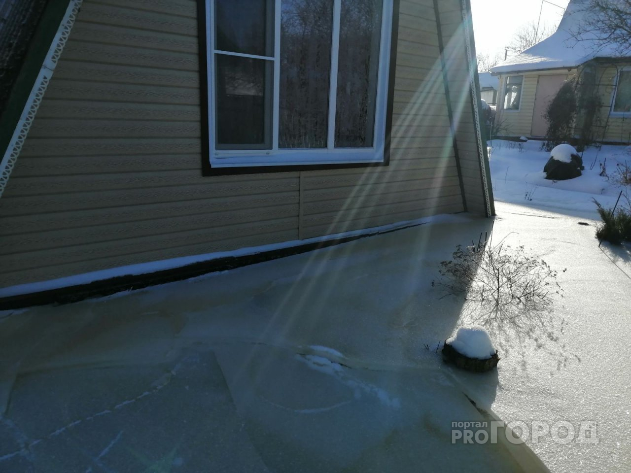 "Рубим лед в домах": жильцы Вакарево требуют компенсации из-за потопа в Ярославле