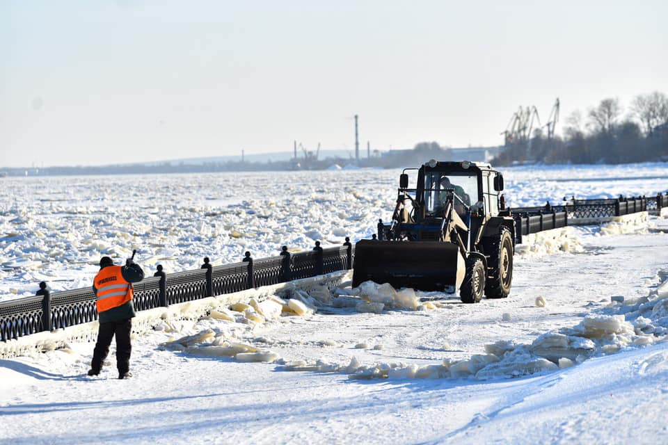 Набережную освобождают ото льда: что показала разведка с воздуха в Ярославле. Кадры
