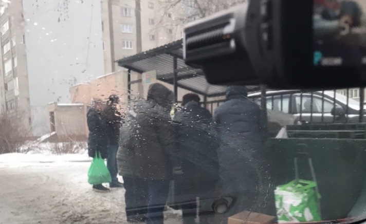"Под матрасом миллион": роющиеся в мусорке старики возмутили ярославцев