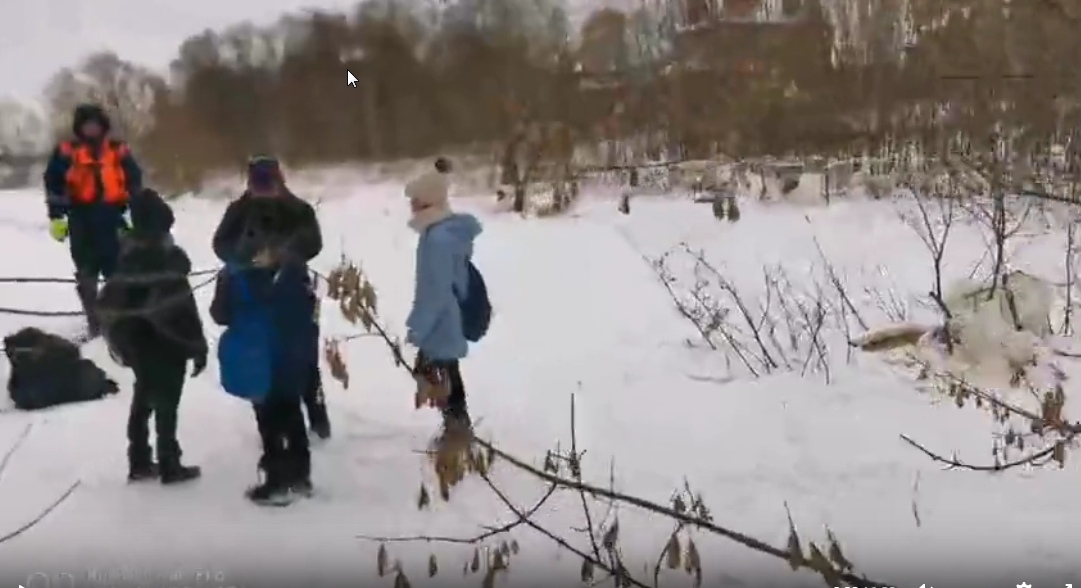 Четверо детей на льду: школьников от гибели спасли в Ярославле