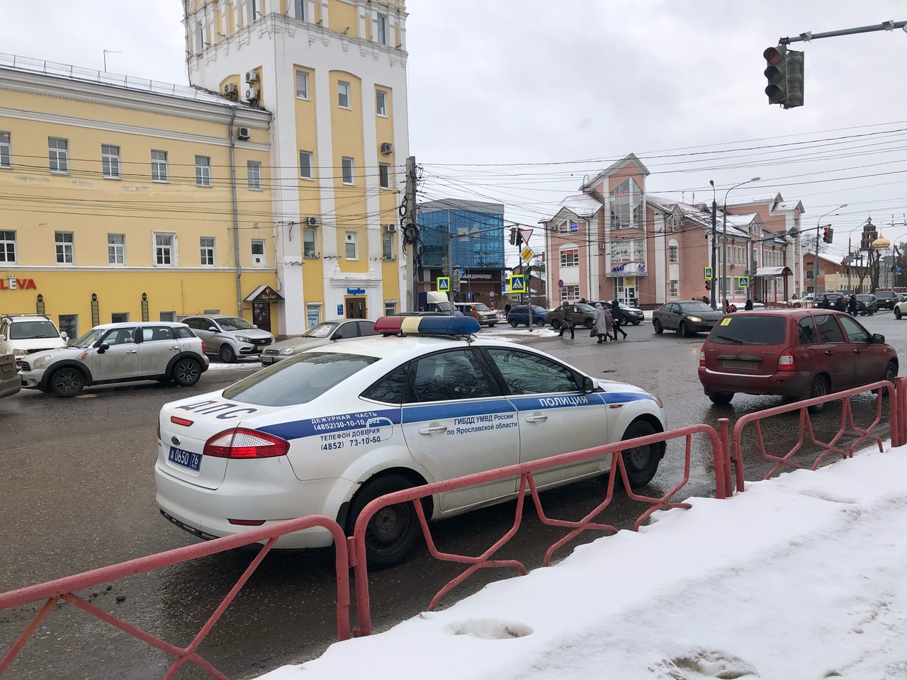 До дома не дошла: троллейбус сбил женщину в центре Ярославля