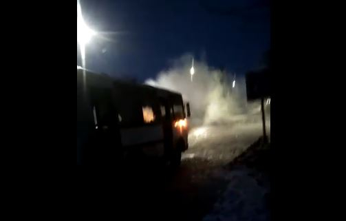 "Закидывали огонь снежками": автобус с людьми загорелся под Ярославлем