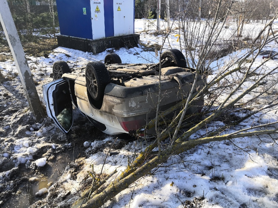 Запуталась в ямах: машина перевернулась на трассе под Ярославлем