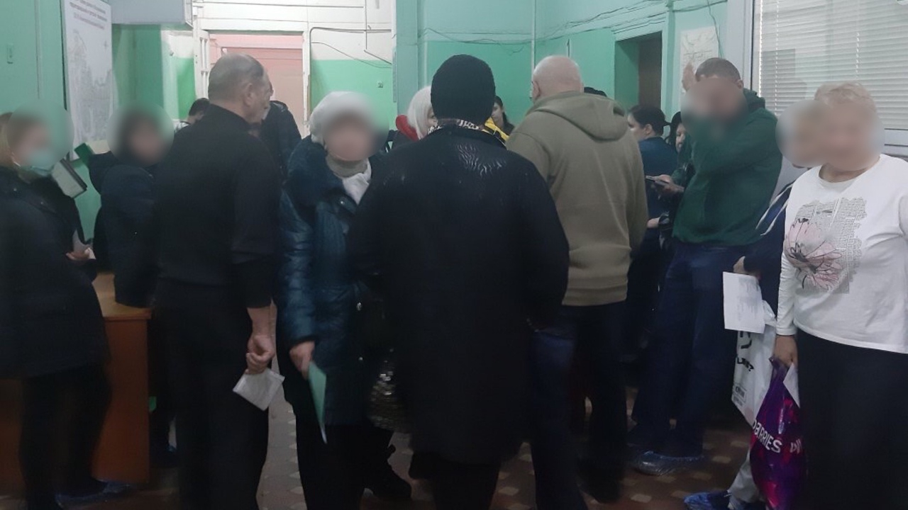 Толпы людей в коридоре: почему пациенты устроили столпотворение в больнице Ярославля