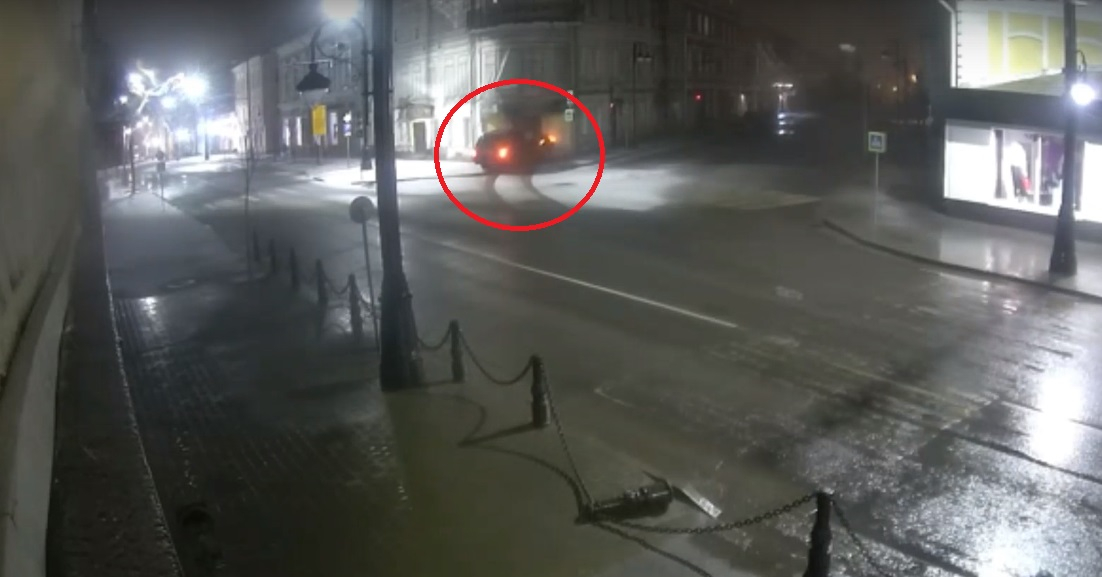С разгона протаранил здание: люди пострадали в ночном ДТП под Ярославлем. Видео