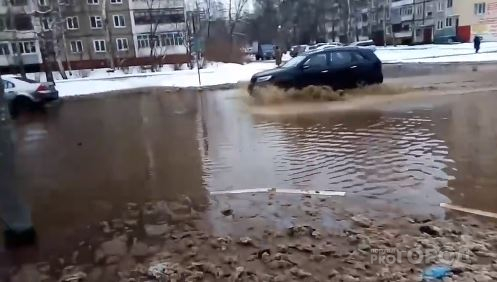 Вода пришла за минуты: озвучили причины потопа в Заволжском районе. Видео