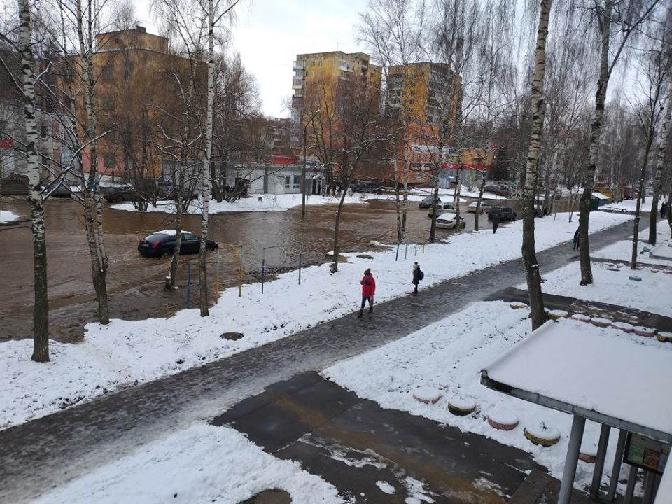 "Вода не уходит, авто тащат на тросах": заволжане о ситуации с потопом в Ярославле