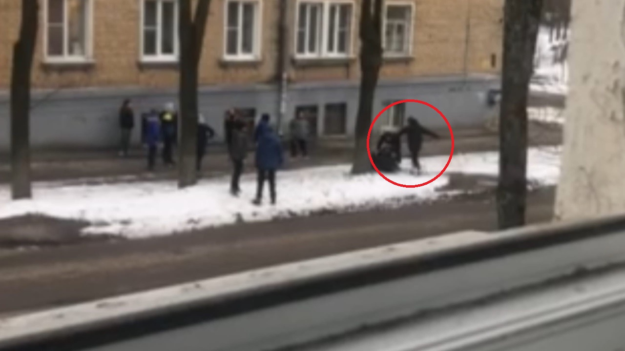 Папу пинали по ребрам: видео драки из-за школьницы, избившей подруг в Ярославле