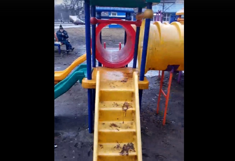 «Издевательство над детьми»: ярославец снял скандальное видео для властей на детской площадке
