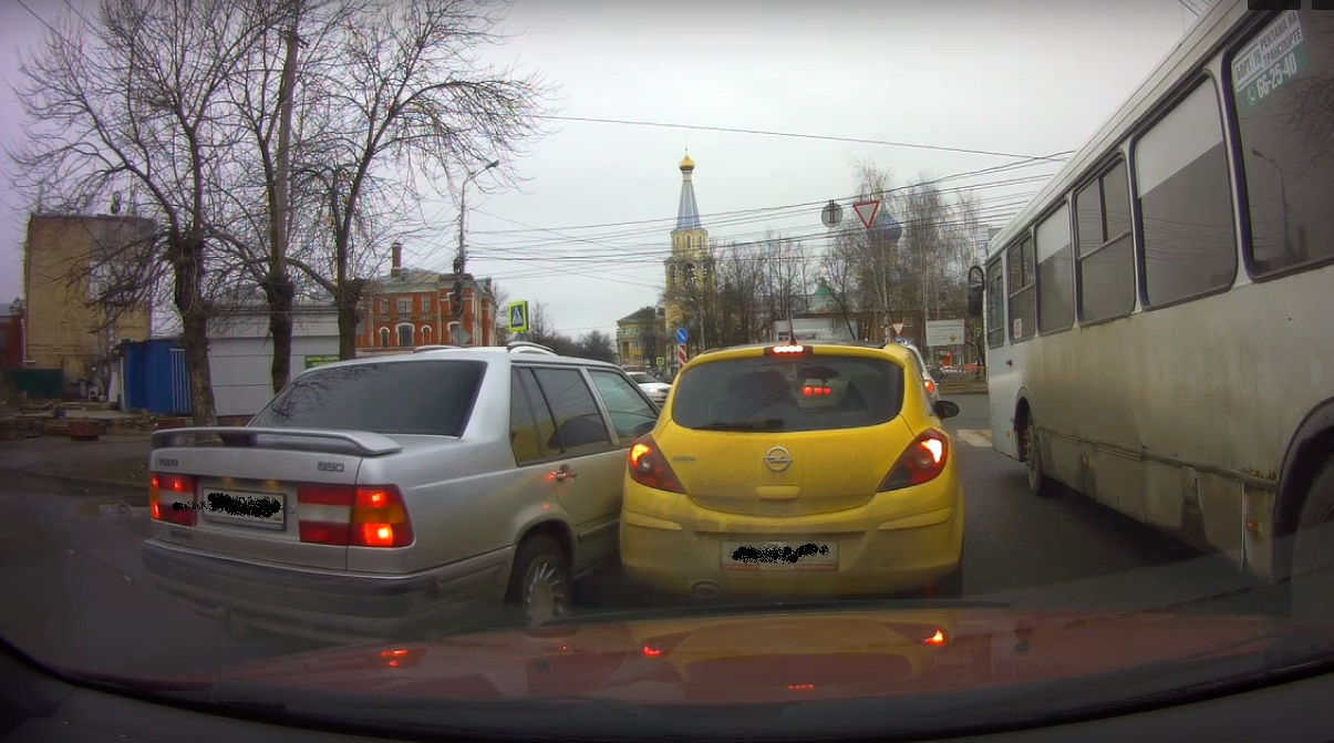 В Ярославле ищут грозу желтых Опелей: треш-видео из самого центра Ярославля