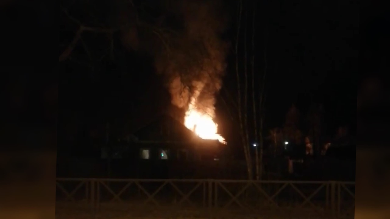 Огненный столб над городом: видео пожара из Ярославля
