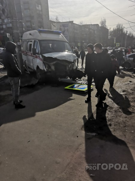 "У врача сломана челюсть": раненые медики спасли пациента после аварии со скорой в Ярославле