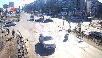 Пешеходы бежали в панике: видео ДТП со скорой в Ярославле попало в сеть
