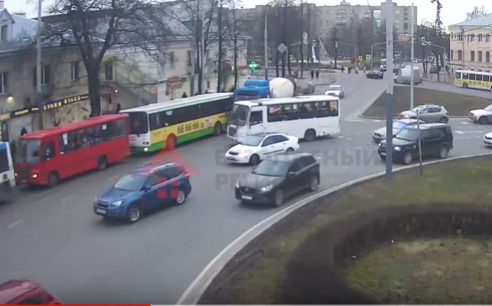 Бетономешалка врезалась в автобус с пассажирами в Ярославле: видео