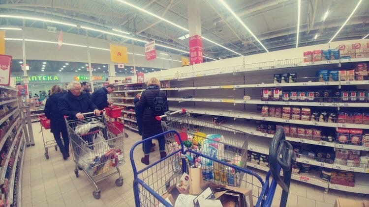 «Не будьте стадом»: в Ярославле высмеивают покупателей, сметающих прилавки из-за паники