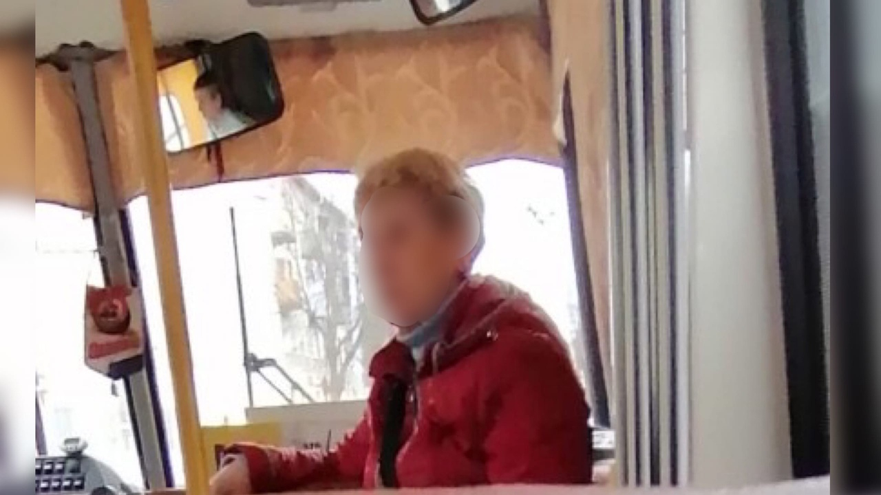 «Угрожала и требовала деньги»: кондуктор набросилась на школьницу из Ярославля