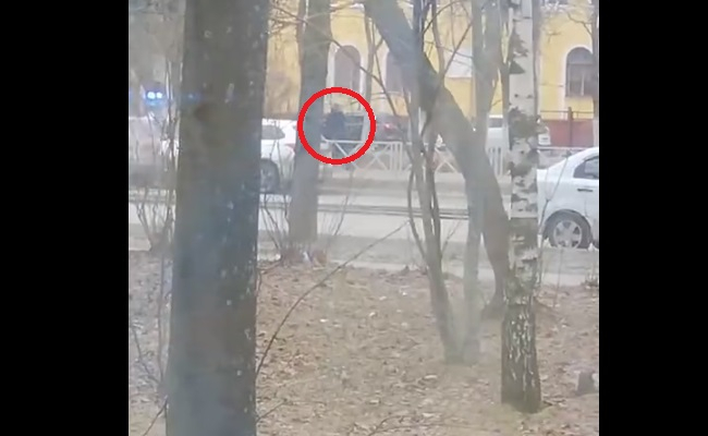 Падает под ноги и стонет: видео охотника на студенток из Ярославля