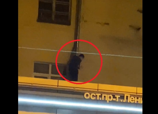 Из окна любимой прямиком в полицию: видео романтичного поступка из Ярославля