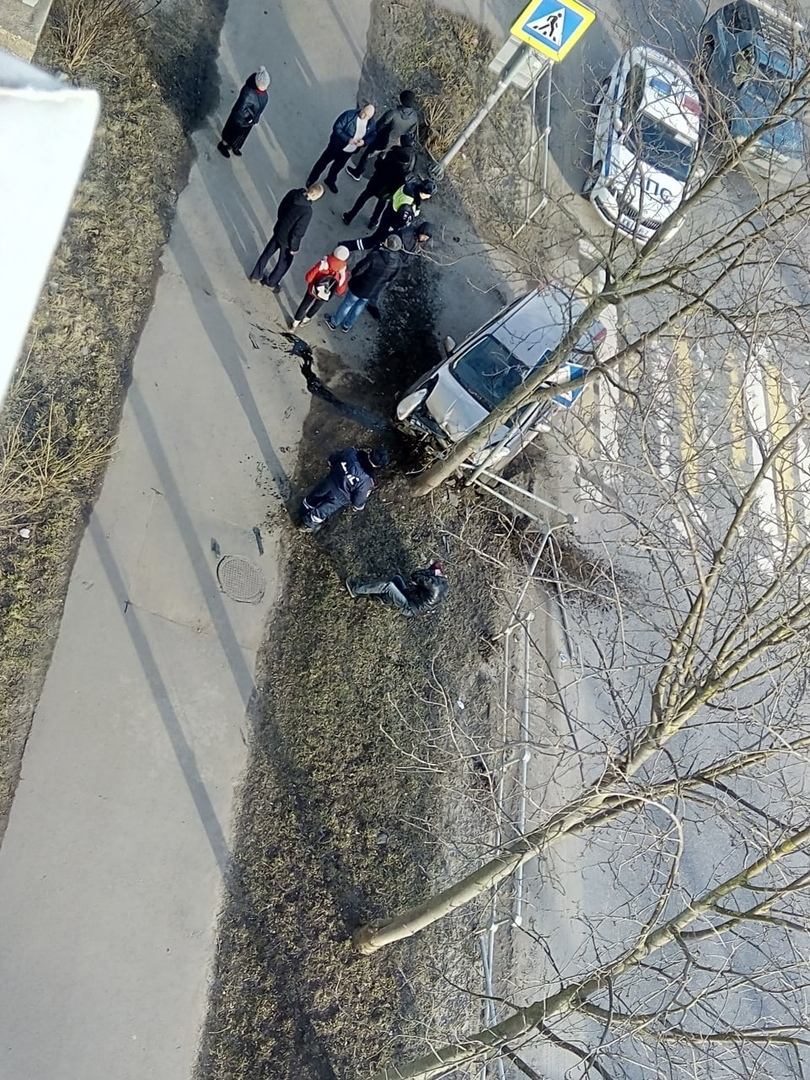 Снес забор детского сада: агрессивный гонщик устроил массовое ДТП у школы под Ярославлем