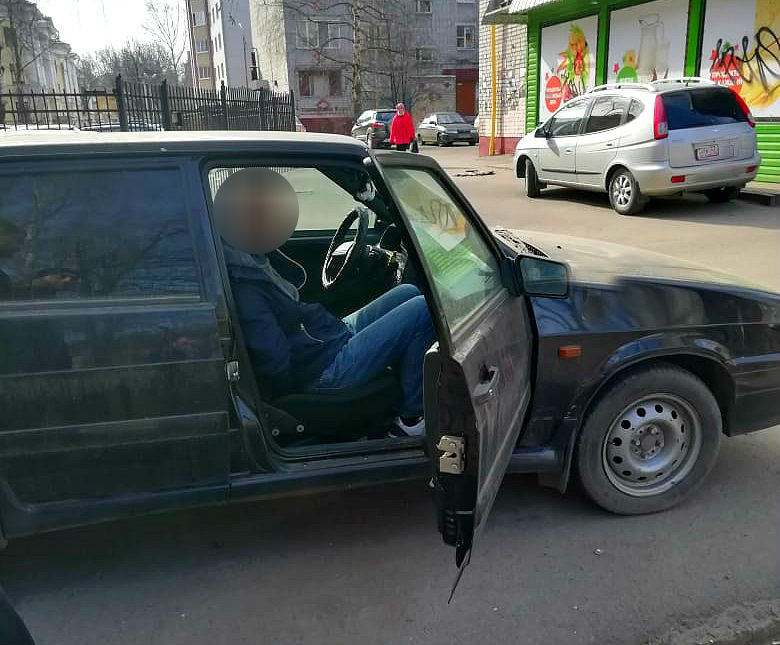 "Услышали звуки возни": в Ярославле приставы поймали угонщика с поличным