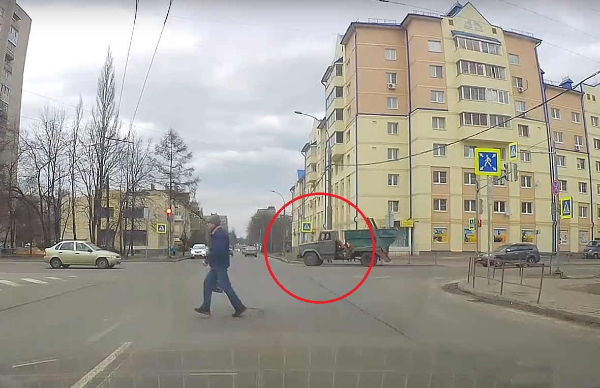 Колесо полетело на "встречку": видео ЧП с мусоровозом в Рыбинске