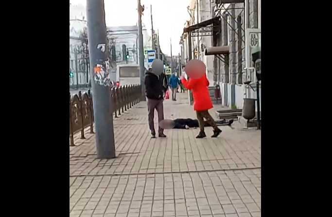 Бил в лицо девушку: видео драки в центре Ярославля попало в сеть. Кадры