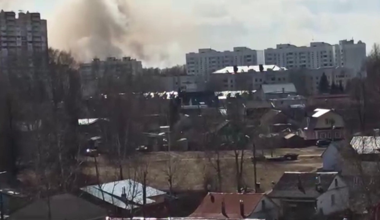 Столб серого дыма над городом: что горит в Ярославле