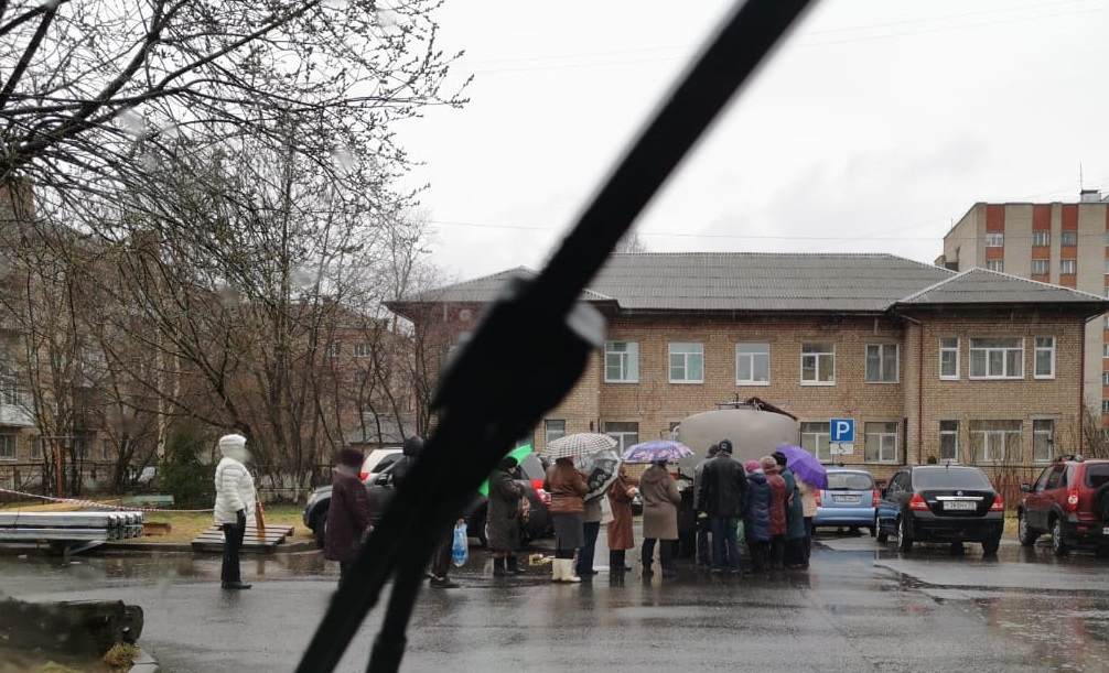 «Полная антисанитария»: толпа людей собралась у бочки с молоком во время пандемии под Ярославлем
