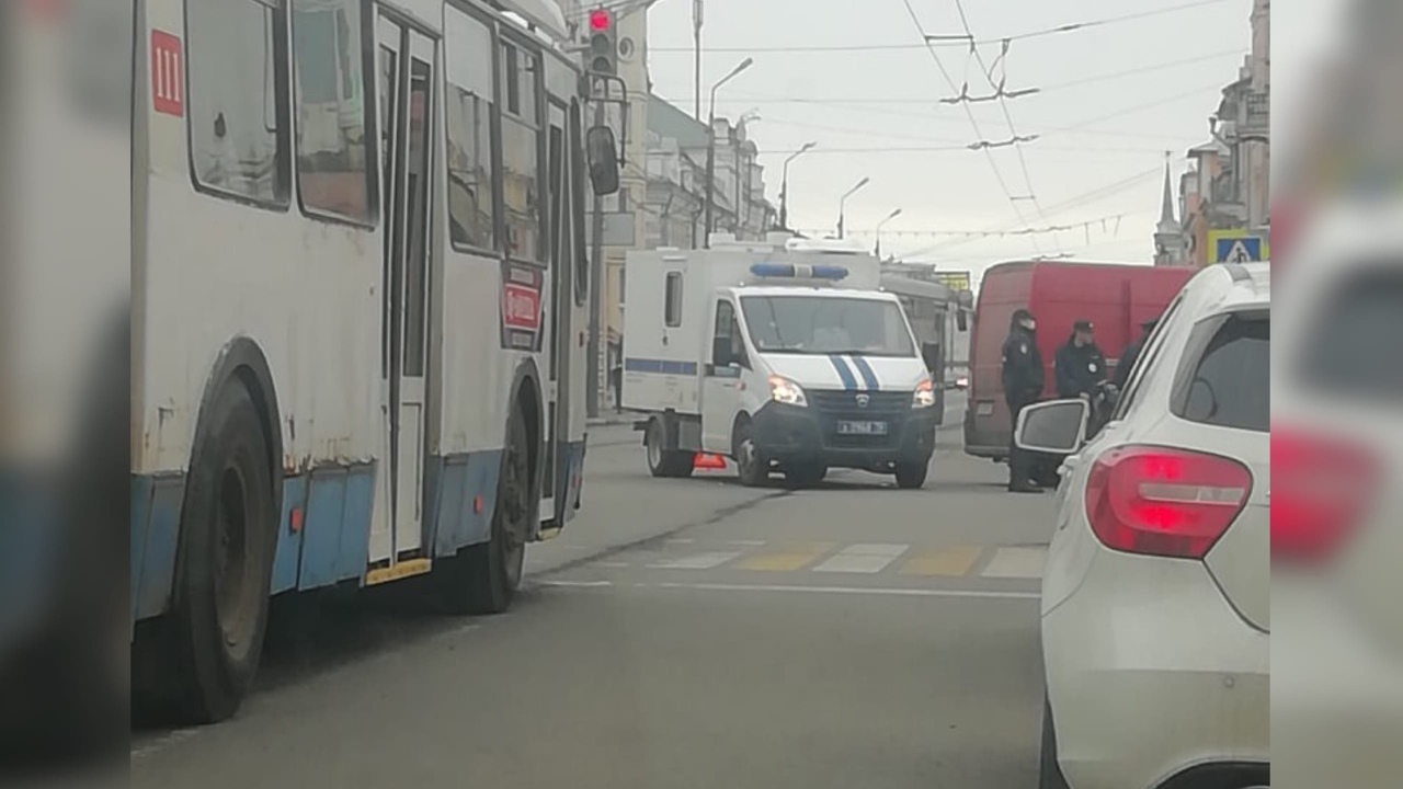 В Ярославле встали троллейбусы: подробности ДТП в центре города. Кадры