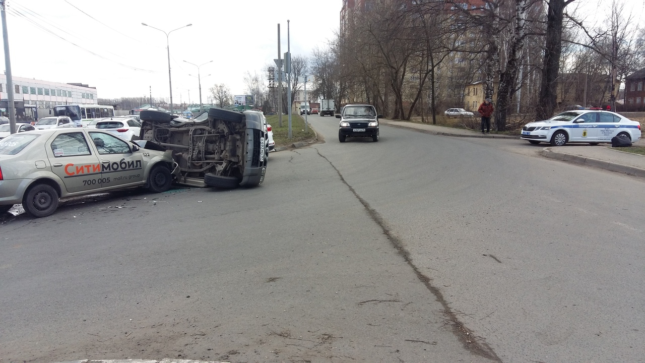 Авто перевернулось: четыре человека пострадали в ДТП с такси в Ярославле