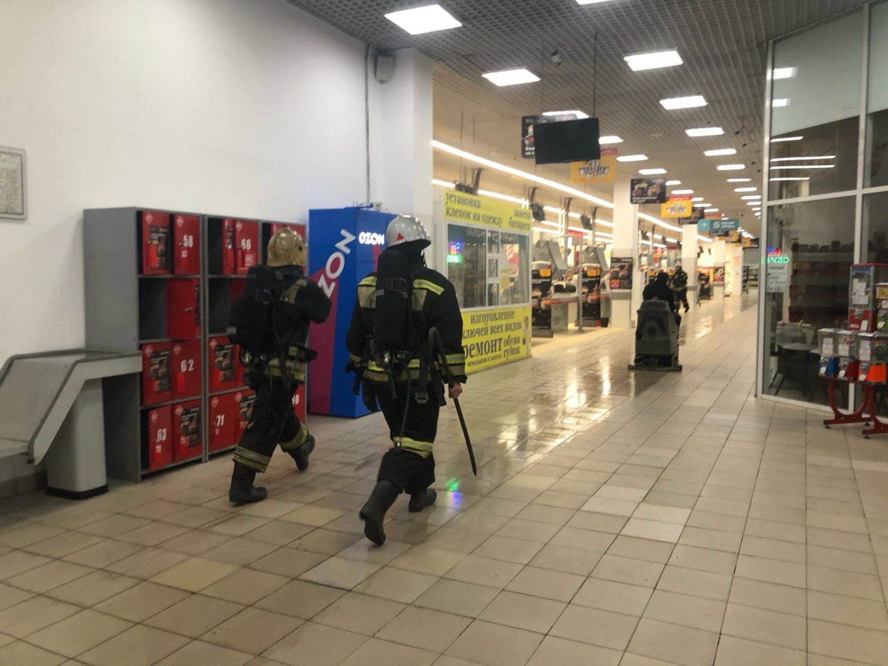"Резко запахло паленым": ярославцы о ночном ЧП в крупном магазине
