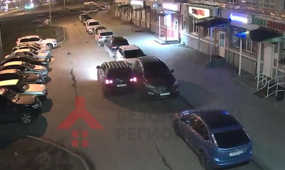 Таранил припаркованные авто: водитель скрылся с места ДТП в Ярославле. Видео