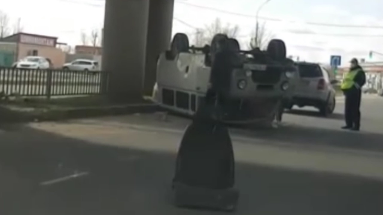 Сиденье выкинуло через лобовое: видео необычного ДТП в Ярославле
