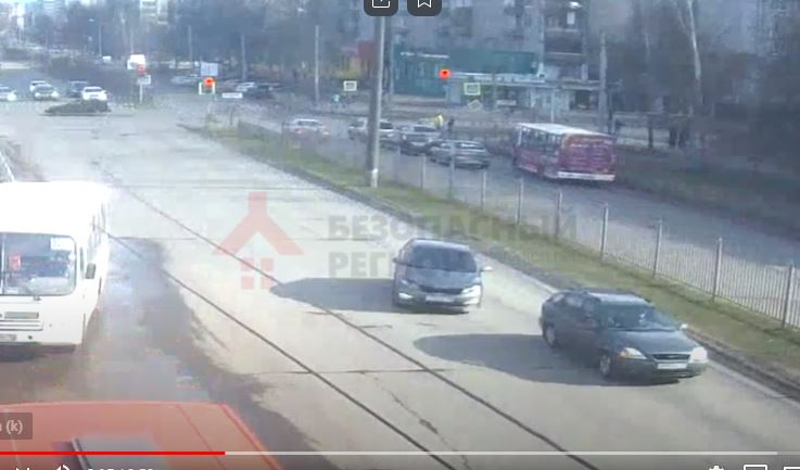 Легковушка протаранила маршрутку с пассажирами в Ярославле: видео аварии