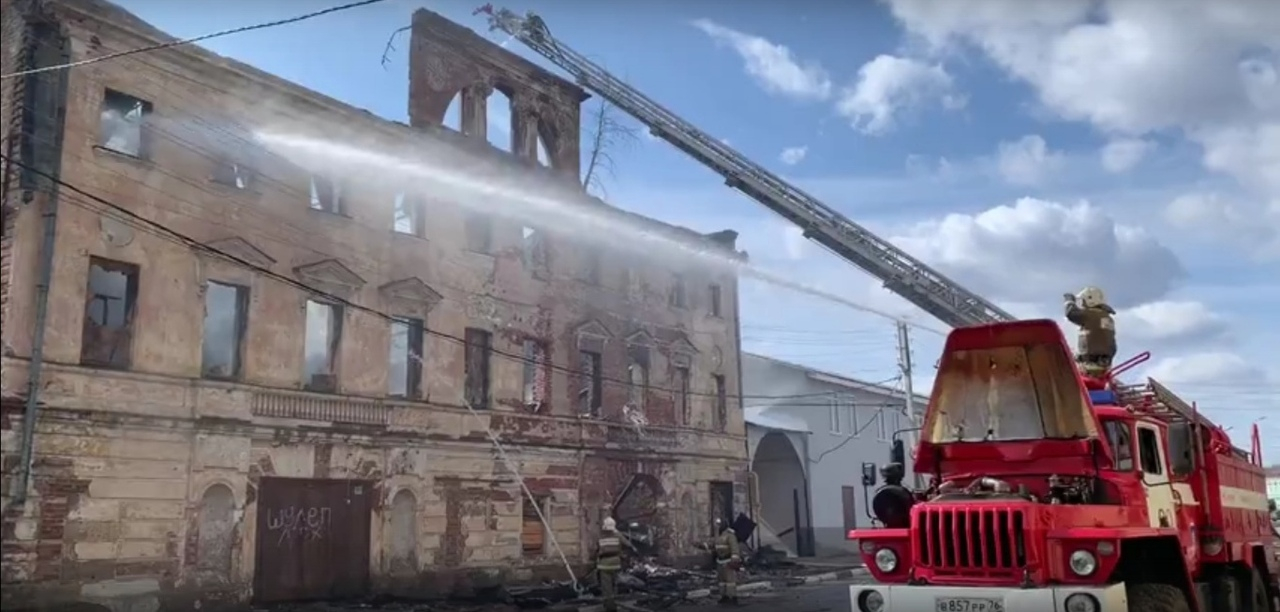 Остались только стены: сгорел театр в Ярославской области