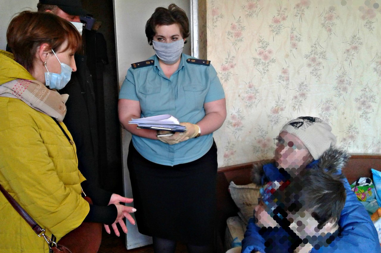 Обнимала сына дрожащей рукой: у нерадивой матери отобрали больных детей в Рыбинске