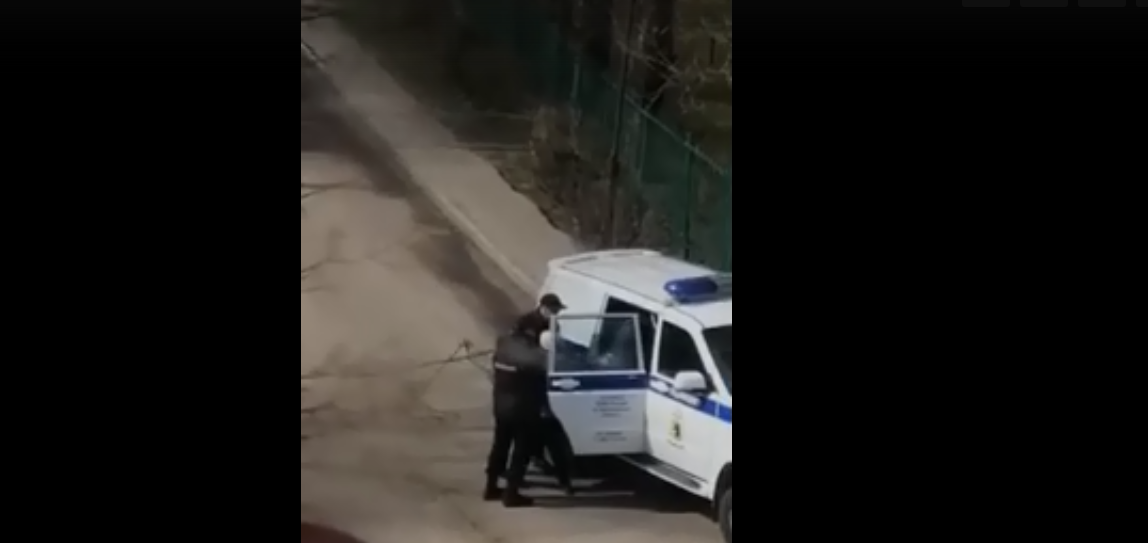 Трое полицейских задержали буйную бабушку в Ярославле: что случилось на самом деле