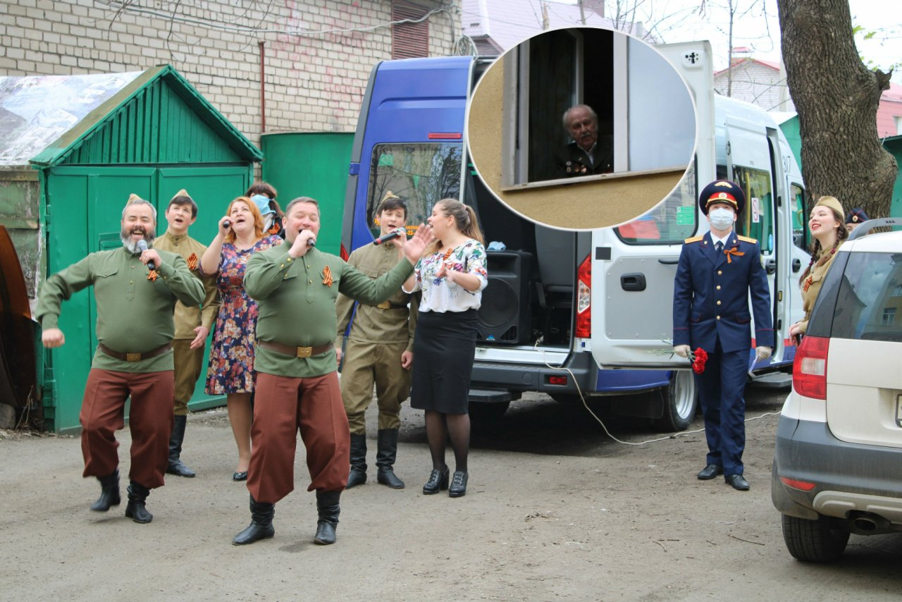 "Рыдали все": следователи в Ярославле поздравили ветеранов под окнами